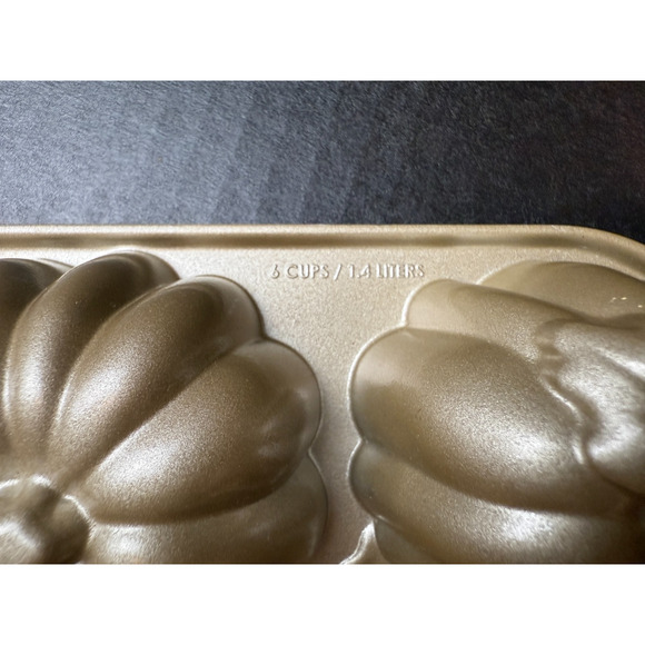 Nordic Ware Pumpkin Patch Pan 12 Mini Bundts 6 Cups - Picture 5 of 8